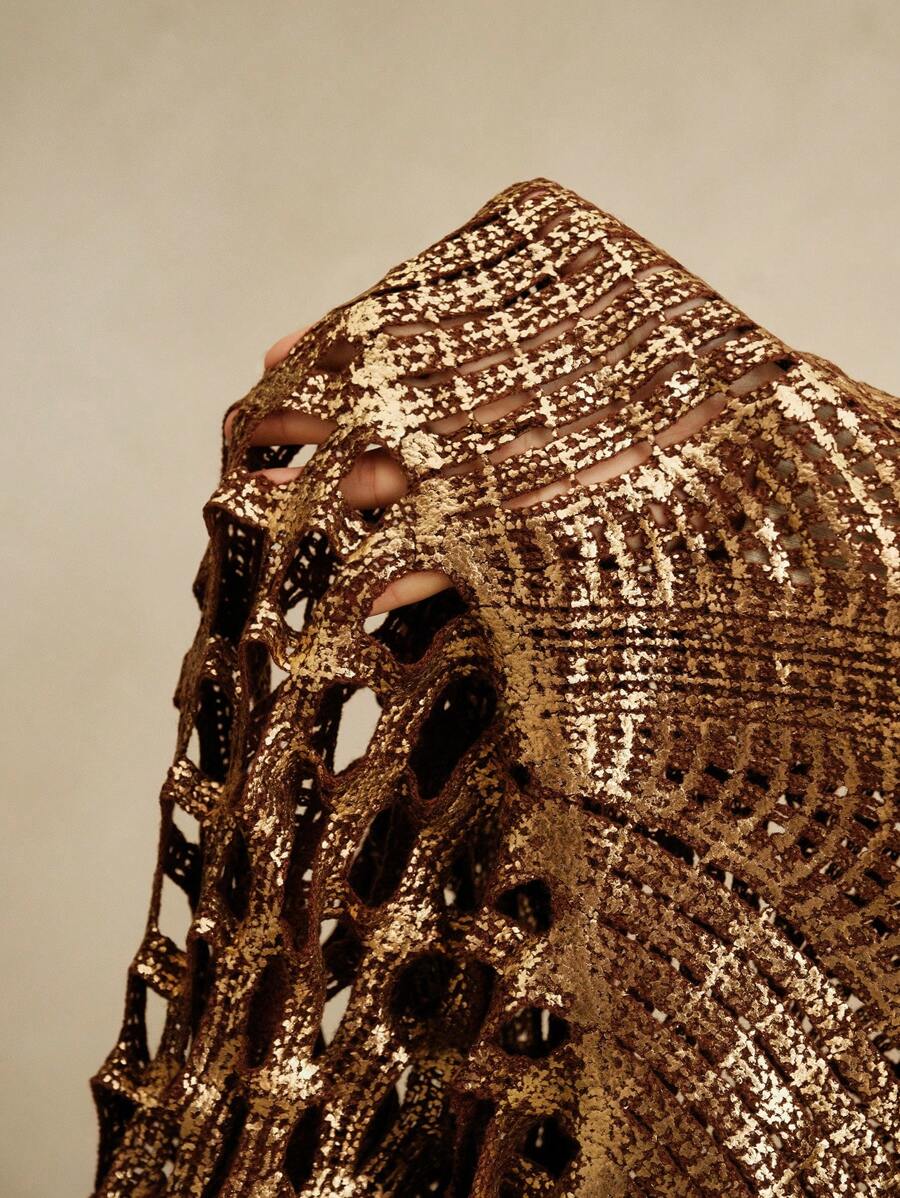 Saia Bordada com Folha de Ouro de Crochê