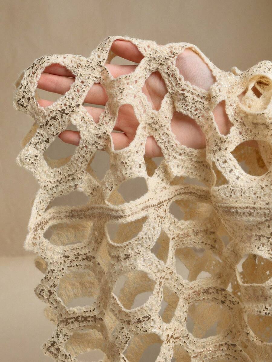 Saia Bordada com Folha de Ouro de Crochê